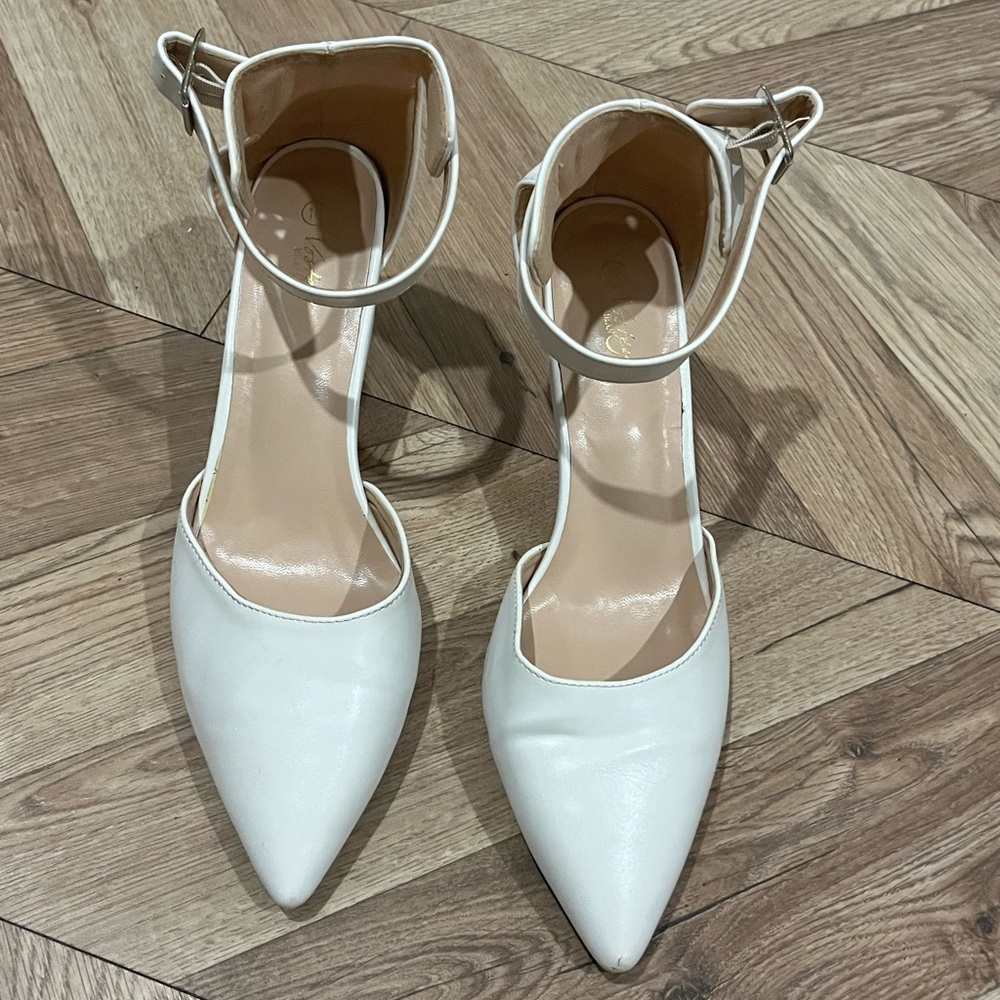 Pointed toe heel with ankle strap